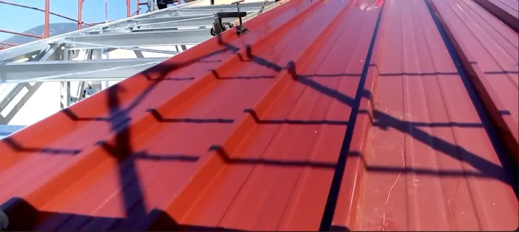 Richiedi un preventivo gratuito per l'installazione di pannelli grecati a Torino e provincia Installazione di tetto in pannelli grecati a Torino e provincia. Richiedi un preventivo pannello coibentato grecato